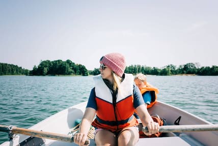 Raus aufs Wasser: In vielen Ferienhäusern in Schweden ist ein Boot oder ein Kanu gleich inklusive – ein gutes Reiseziel für alle, die gern rudern und paddeln.