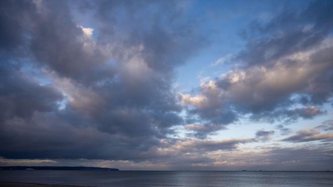 Wetter: Dunkle Wolken ziehen über die Ostsee.