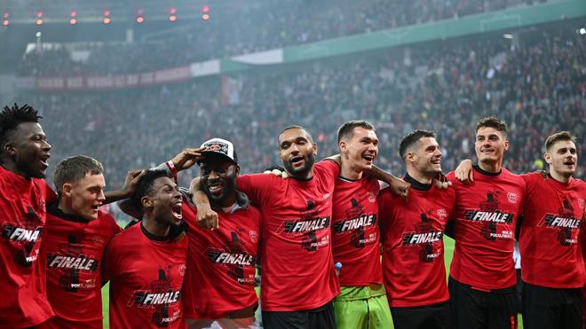 Fotografie: Für die Unbesiegbaren von Bayer Leverkusen ist das Double zum Greifen nahe. Durch das 4:0 gegen Fortuna Düsseldorf erreicht der souveräne Tabellenführer der Bundesliga zum fünften Mal das Finale des DFB-Pokals.