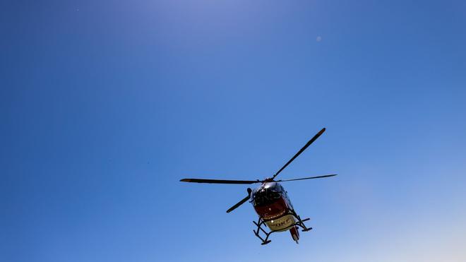 Unfall: Ein Rettungshubschrauber setzt zur Landung an.