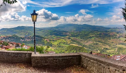 Von der Altstadt von San Marino aus lässt es sich hervorragend in die umliegende Berglandschaft schauen.