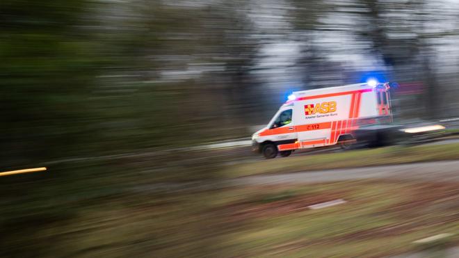 Verkehrsunfall: Ein Rettungswagen fährt mit Blaulicht durch die Innenstadt.