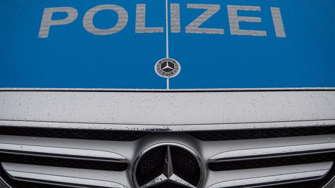 Festnahme: "Polizei" steht auf der Motorhaube eines Polizeiautos.