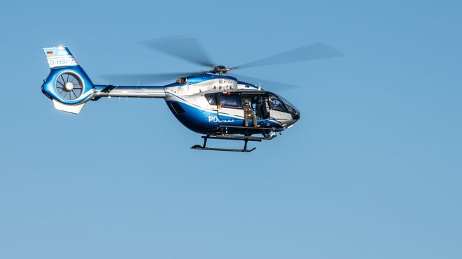 Innenministerium: Ein Polizeihubschrauber fliegt während des Trainings über das Wasser.