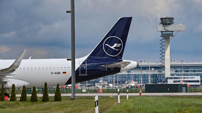 Luftverkehr: Ein Passagierflugzeug der Fluggesellschaft Lufthansa steht auf dem Areal des Hauptstadtflughafens Berlin-Brandenburg (BER) abseits der Start- und Landebahn.