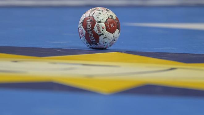 Handball: Ein Spielball liegt auf einem Handballfeld.