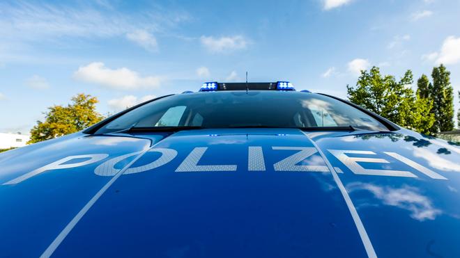 Ravensburg: Auf der Motorhaube eines Streifenwagens steht der Schriftzug «Polizei».