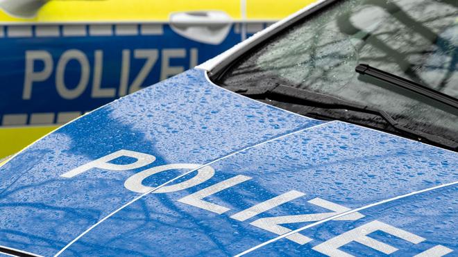 Hameln-Pyrmont: Der Schriftzug «Polizei» auf der Kühlerhaube eines Autos.