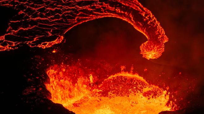 Fotografie: Der Vulkan im Südwesten Islands bei Grindavik, der seit Dezember dreimal ausbrach und Lava in Richtung einer nahe gelegenen Gemeinde schickte, ist weiter aktiv.