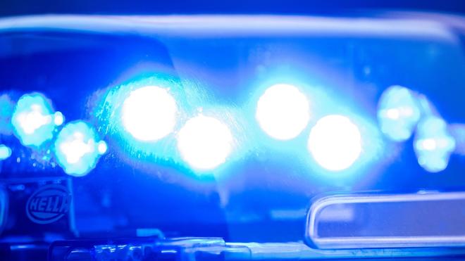 Main-Tauber-Kreis: Ein Blaulicht leuchtet an einer Polizeistreife.