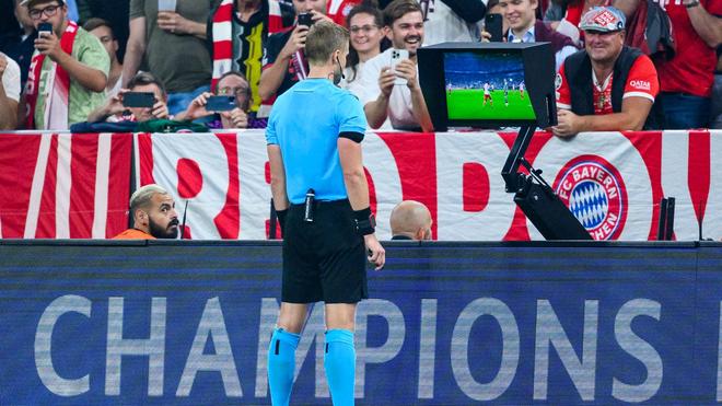 Fußball: Schiedsrichter Glenn Nyberg steht beim Videobeweis.