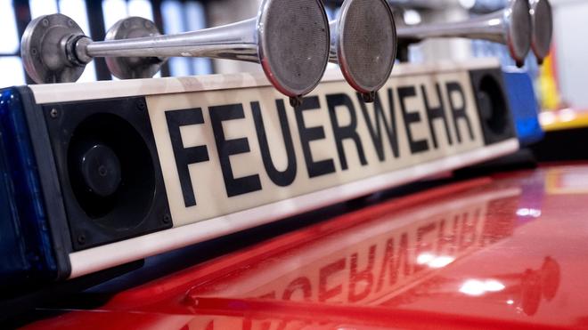 Kreis Karlsruhe: Ein Fahrzeug mit der Aufschrift „Feuerwehr“.