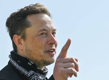 Elon Musk, X- und Tesla-Chef, bei einem Pressetermin auf dem Gelände der Tesla Gigafactory in Grünheide bei Berlin