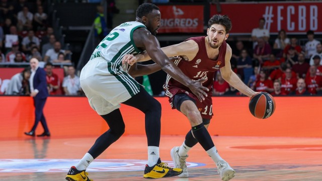 Basketball: Raus mit Applaus: Leandro Bolmaro (im Duell mit Athens Jerian Grant) spielte stark am Freitagabend, die Bayern überzeugten über weite Strecken. Das endgültige Aus in der Euroleague konnten sie jedoch nicht verhindern.