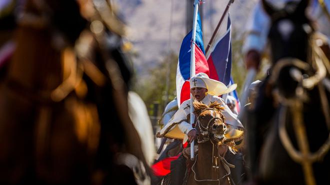 Fotografie: Chilenische Reiter, bekannt als «Huasos», begleiten die Priester bei einer Prozession, um den Kranken die Kommunion zu bringen.