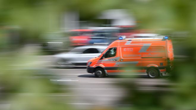 Salzlandkreis: Ein Rettungswagen fährt zu einem Einsatz.