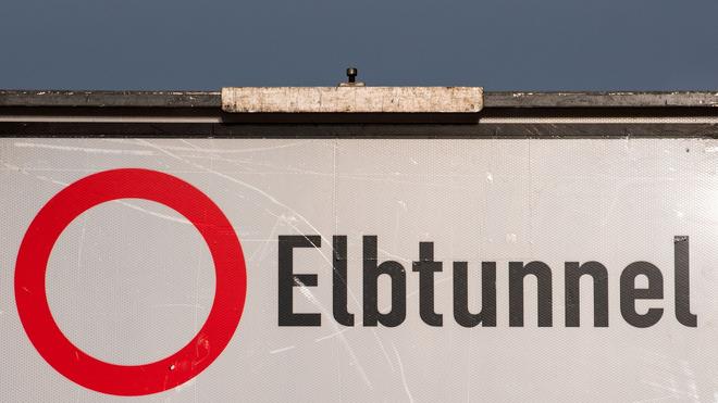 Verkehr: Ein Verkehrsschild mit der Aufschrift "Elbtunnel" steht an der an wegen Bauarbeiten im Bereich des Elbtunnels voll gesperrten Autobahn A7.