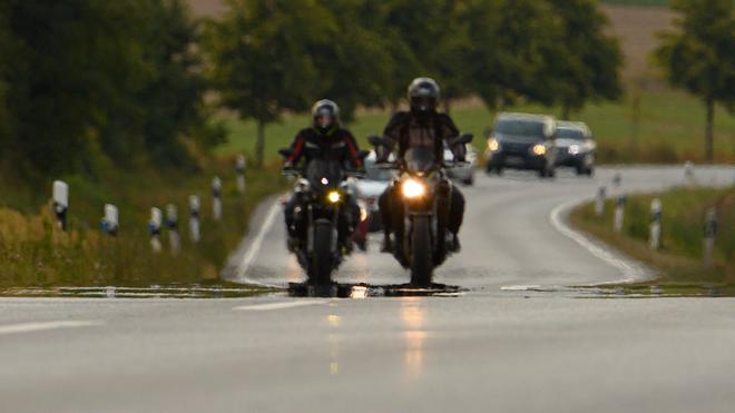 Notfälle: Zwei Biker fahren über eine Landstraße.