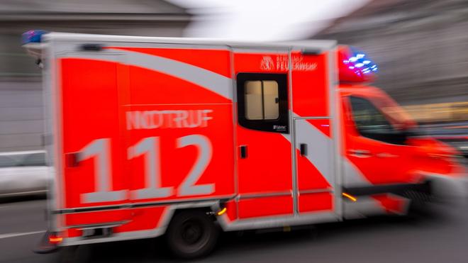 Berlin: Ein Rettungswagen fährt mit Blaulicht zum Einsatz.