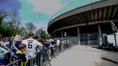 Das lange Warten: Fans hinter der Westkurve müssen sich gedulden - und es kommen immer mehr hinzu.