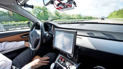 Der Tesla-"Autopilot" steht immer wieder in der Kritik. (Symbolbild)