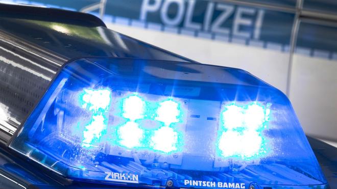 Notfälle: Ein Blaulicht leuchtet auf dem Dach eines Polizeiwagens.