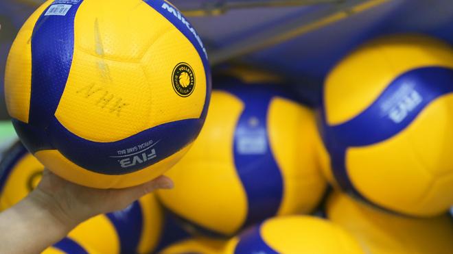 Volleyball: Volleybälle liegen in einer Halle.