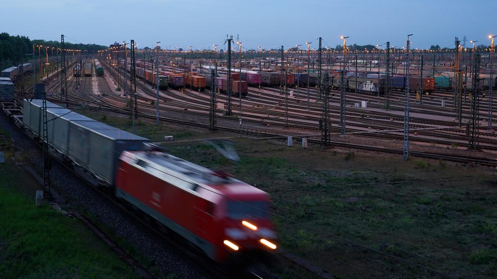 Waffendiebstahl:  Die Täter sollen am 20. März am Rangierbahnhof Maschen die Waffen aus einem Zug gestohlen haben.