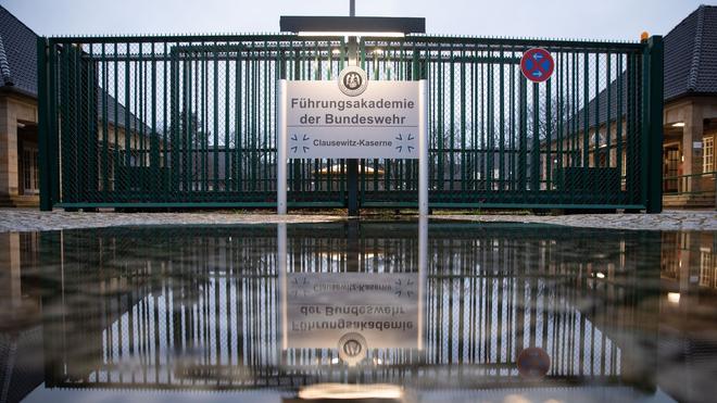 Immobilien: Blick auf den Haupteingang zur Führungsakademie der Bundeswehr (FüAk).