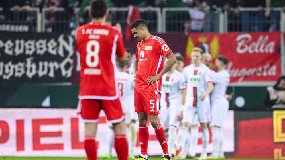 Bundesliga, 29. Spieltag – Freitag: Unzufriedene Berliner nach dem ersten Tor für Augsburg.