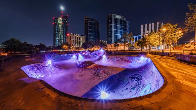 Fotografie: Der Skaterpark in Frankfurt am Main leuchtet in der Dunkelheit.