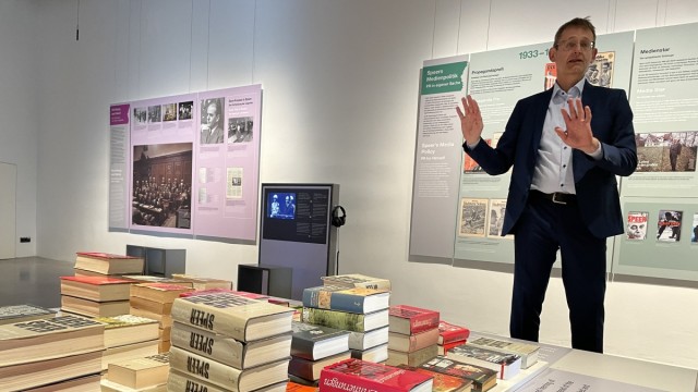 Albert Speer: Kurator Alexander Schmidt hat schon vor sieben Jahren in Nürnberg dazu aufgerufen, die alten Speer-Bücher aus den Regalen zu holen. Mehrere Stapel davon sind nun Teil der Sonderausstellung am Obersalzberg.