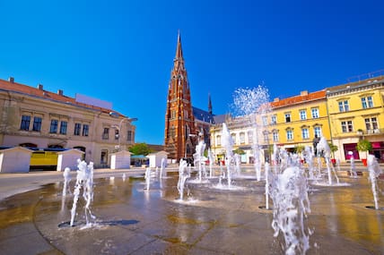 Blick auf den 90 Meter hohen Turm der Kathedrale in Osijek.