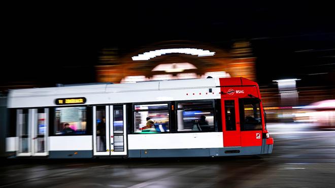 Unfall: Eine Straßenbahn fährt am Hauptbahnhof vorbei.