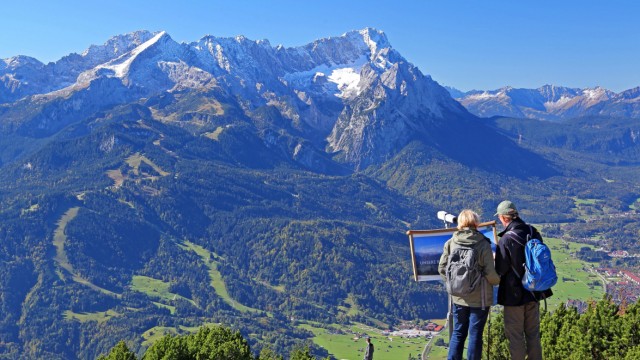 Wandern: Vom Wank aus schaut man direkt aufs Wettersteingebirge mit Deutschlands höchstem Berg, der Zugspitze.