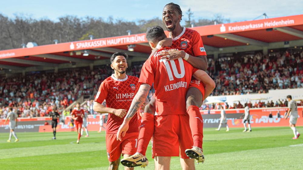 1. FC Heidenheim: Der Heidenheimer Stürmer Tim Kleindienst wird für seinen Treffer gegen den FC Bayern München gefeiert.