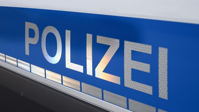 Unfälle: Der Polizei Schriftzug auf einem Einsatzwagen.