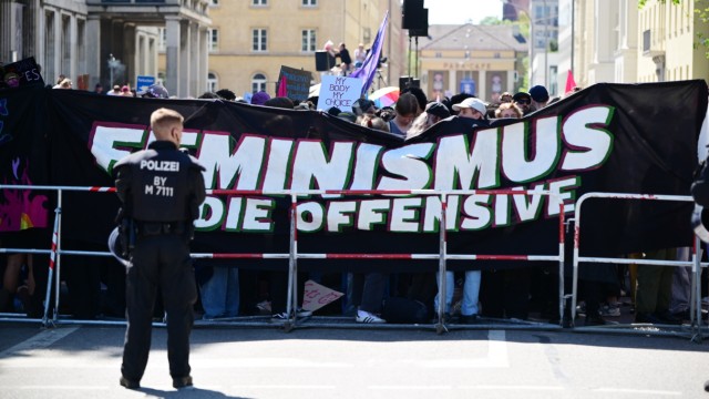 "Marsch fürs Leben": Abtreibungsbefürworterinnen und -befürworter demonstrieren in unmittelbarer Nähe zum Königsplatz.