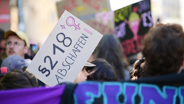 "Marsch fürs Leben": Klarer Standpunkt der Abtreibungsbefürworter: Nicht die Gesellschaft solle über die Körper von Frauen bestimmen, sondern einzig die Frauen selbst.