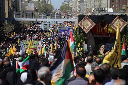 Trauermarsch in Teheran: Das iranische Regime und seine Anhänger beklagen bei einer Demonstration am Freitag die Tötung von sieben iranischen Offizieren, die zu Beginn der Woche beim mutmaßlich israelischen Luftangriff auf Irans Botschaft in Damaskus ums Leben gekommen waren. 