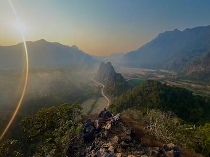 Aussichtspunkt mit Motorrad bei Vang Vieng