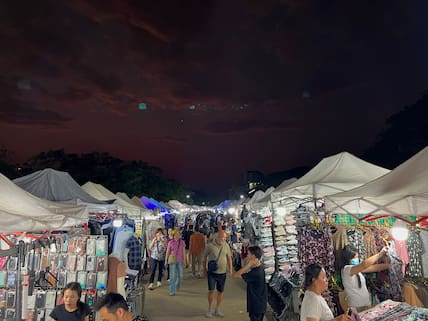 Auf dem Nachtmarkt von Vientiane bieten hunderte Händler ihre Waren an.