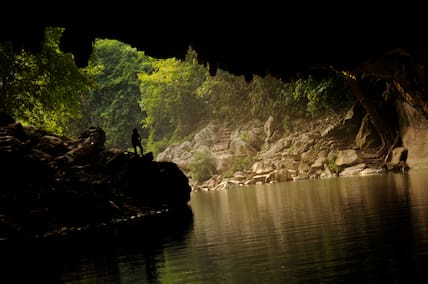 Der Eingang der Kong  Lor Höhle ist noch recht flach.