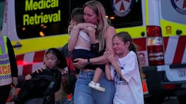 13.04.2024, Australien, Sydney: Personen versammeln sich vor dem Westfield Shopping Centre in Sydney. Medienberichten zufolge wurden in dem Einkaufszentrum in Sydney mehrere Menschen niedergestochen und eine Person von der Polizei erschossen. Foto: Rick Rycroft/AP +++ dpa-Bildfunk +++