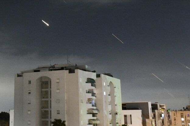 Raketen im israelischen Nachthimmel.