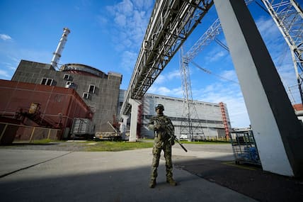 Ein russischer Soldat bewacht einen Bereich des Kernkraftwerks Saporischschja in einem Gebiet unter russischer Militärkontrolle im Südosten der Ukraine. 