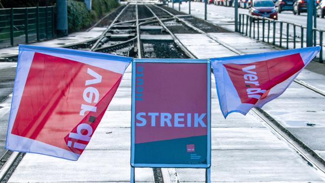 Streiks: Ein Streikschild steht auf den Schienen vor der Zufahrt zum Straßenbahndepot.