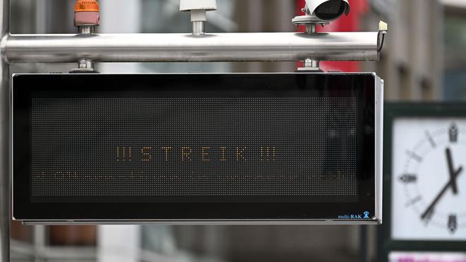 Streik: Auf einem Display wird auf den Streik bei der Rheinbahn hingewiesen.