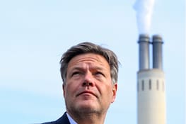 ARCHIV - 12.03.2024, Berlin: Robert Habeck (Bündnis 90/Die Grünen), Bundesminister für Wirtschaft und Klimaschutz, kommt zur Grundsteinlegung für ein Energieprojekt am Standort vom Heizkraftwerk Reuter West. Der Bundesklimaschutzminister hält das deutsche Klimaschutzziel für das Jahr 2030 für erreichbar. «Wenn wir Kurs halten, erreichen wir unsere Klimaziele 2030», erklärte der Grünen-Politiker in einer am Freitag in Berlin veröffentlichten Mitteilung mit Bezug auf neue Daten des Umweltbundesamts. Bis dahin soll laut Klimaschutzgesetz der deutsche Ausstoß an Treibhausgasen um 65 Prozent im Vergleich zum Jahr 1990 sinken. Foto: Jens Kalaene/dpa +++ dpa-Bildfunk +++