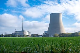 PRODUKTION - 25.10.2023, Bayern, Essenbach: Das Kernkraftwerk Isar 2. (zu dpa: «Ein Jahr nach Atomausstieg: Rückbau von Isar 2 kann beginnen») Foto: Armin Weigel/dpa +++ dpa-Bildfunk +++